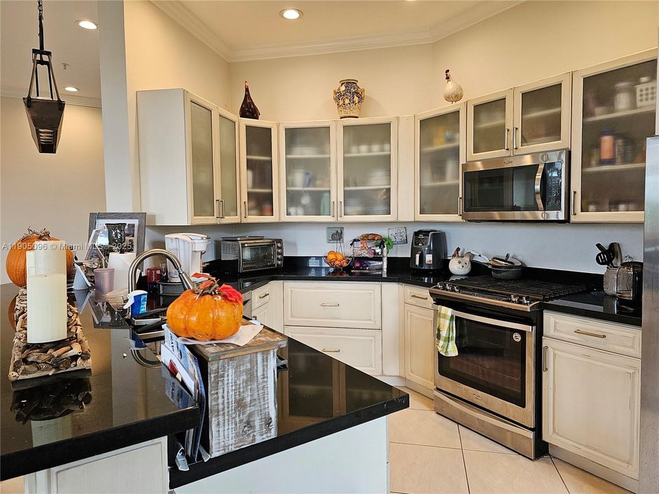 合同活跃: $3,300 (3 贝兹, 2 浴室, 1433 平方英尺)