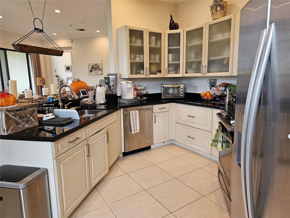 合同活跃: $3,300 (3 贝兹, 2 浴室, 1433 平方英尺)