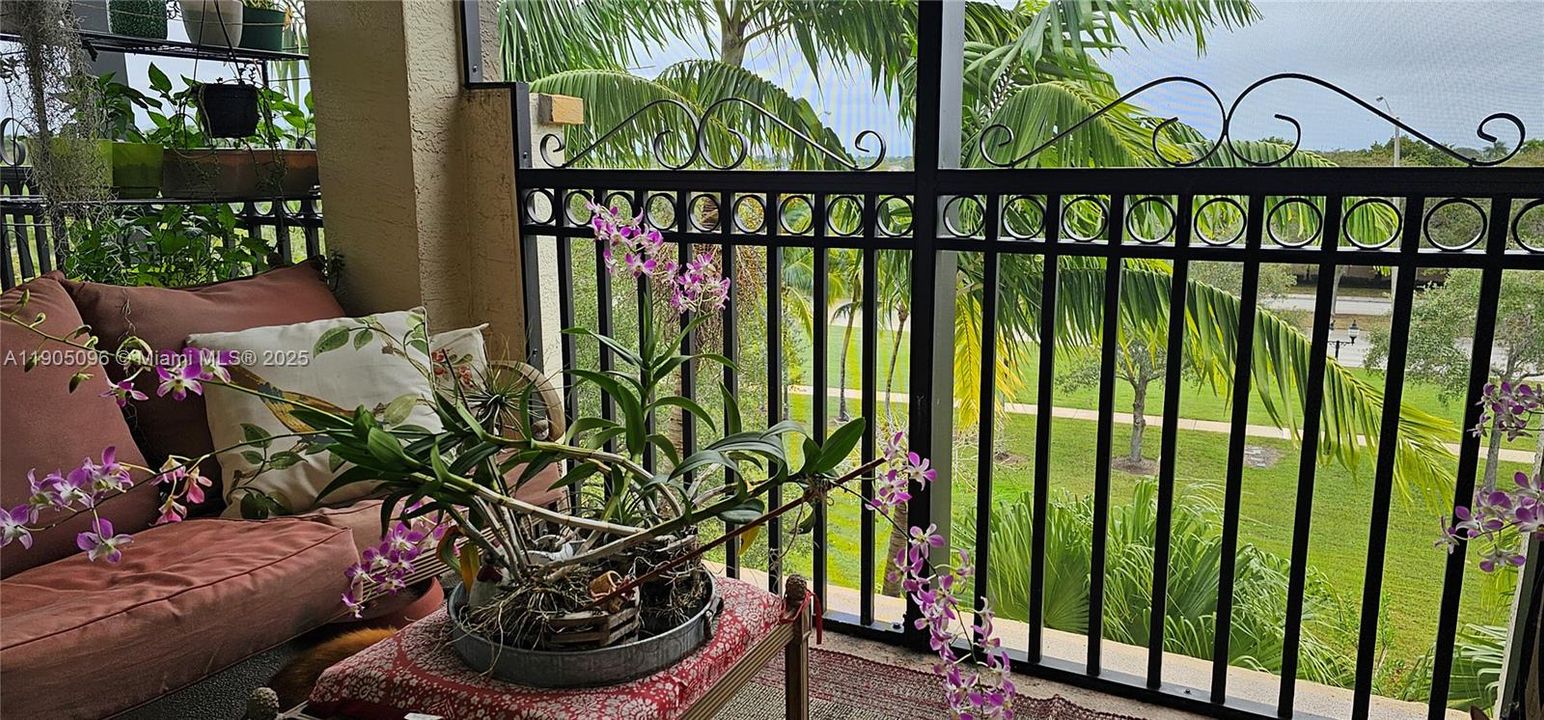 合同活跃: $3,300 (3 贝兹, 2 浴室, 1433 平方英尺)