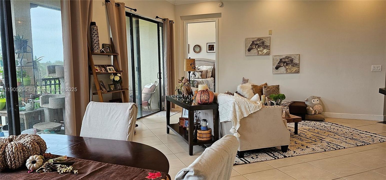 合同活跃: $3,300 (3 贝兹, 2 浴室, 1433 平方英尺)