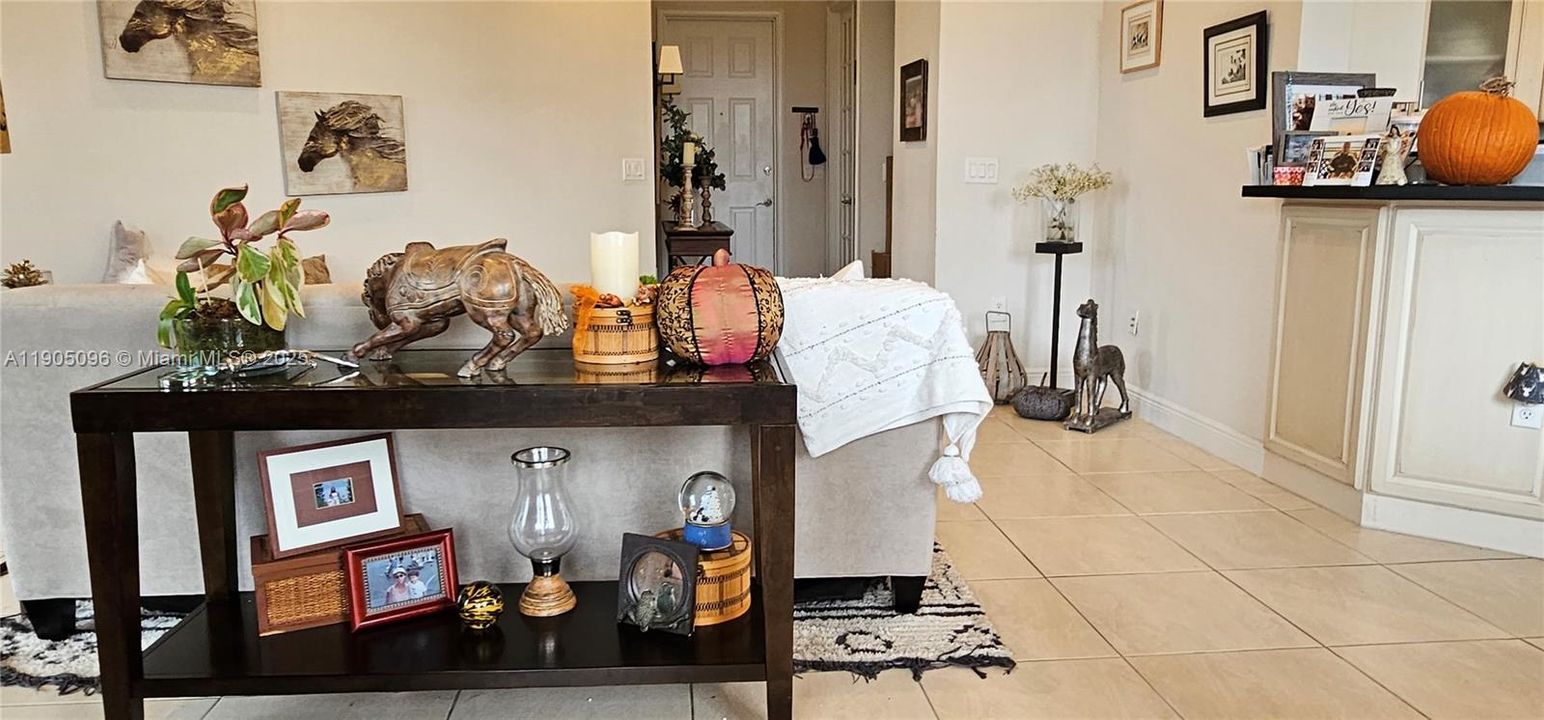 合同活跃: $3,300 (3 贝兹, 2 浴室, 1433 平方英尺)