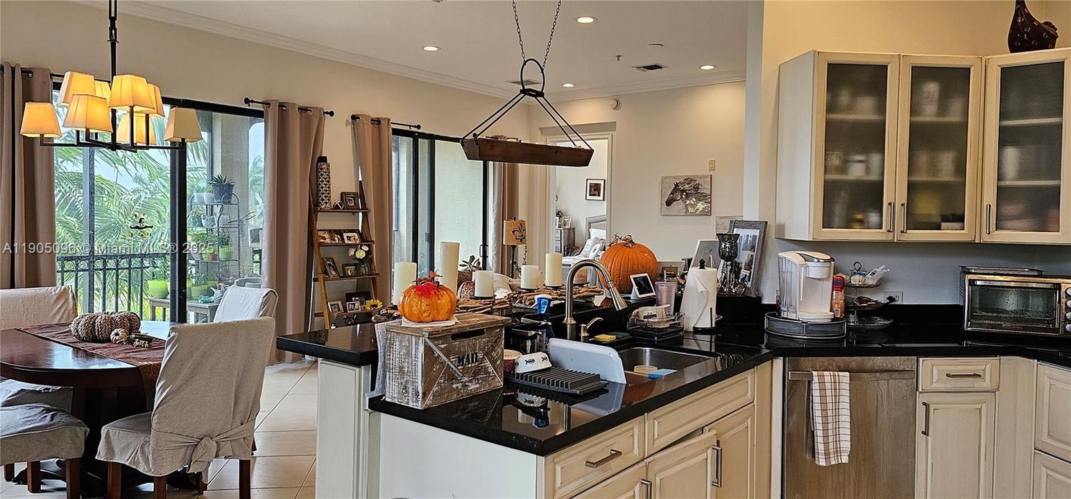 合同活跃: $3,300 (3 贝兹, 2 浴室, 1433 平方英尺)