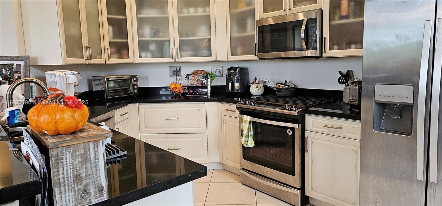 合同活跃: $3,300 (3 贝兹, 2 浴室, 1433 平方英尺)