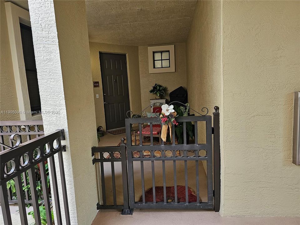 合同活跃: $3,300 (3 贝兹, 2 浴室, 1433 平方英尺)