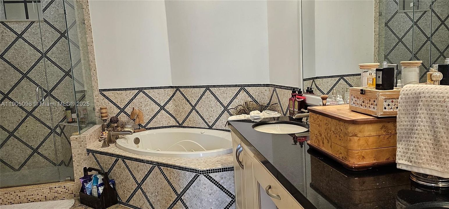 合同活跃: $3,300 (3 贝兹, 2 浴室, 1433 平方英尺)