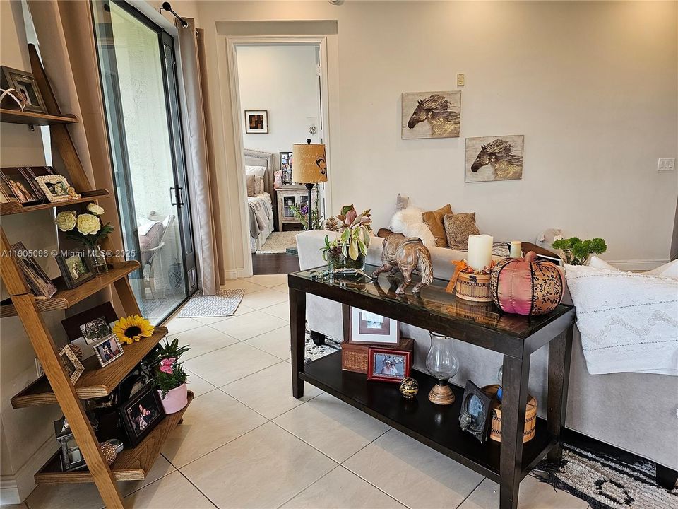 合同活跃: $3,300 (3 贝兹, 2 浴室, 1433 平方英尺)