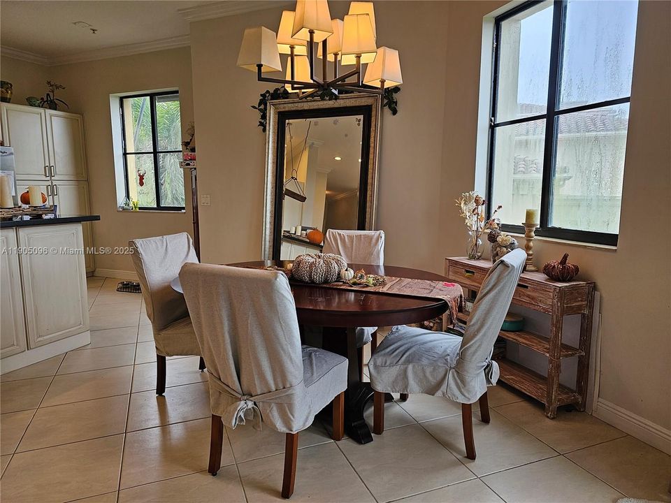 合同活跃: $3,300 (3 贝兹, 2 浴室, 1433 平方英尺)