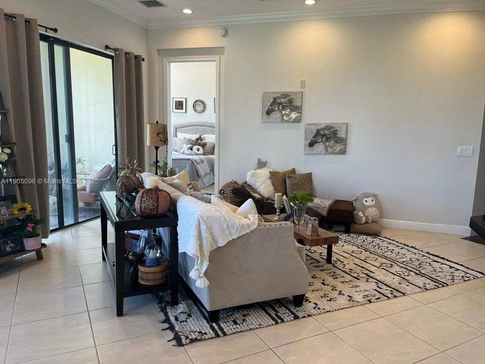 合同活跃: $3,300 (3 贝兹, 2 浴室, 1433 平方英尺)