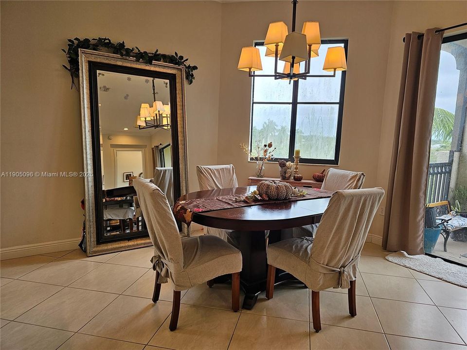 合同活跃: $3,300 (3 贝兹, 2 浴室, 1433 平方英尺)