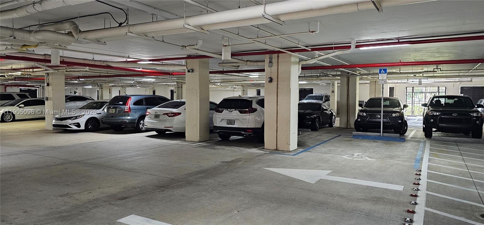 合同活跃: $3,300 (3 贝兹, 2 浴室, 1433 平方英尺)