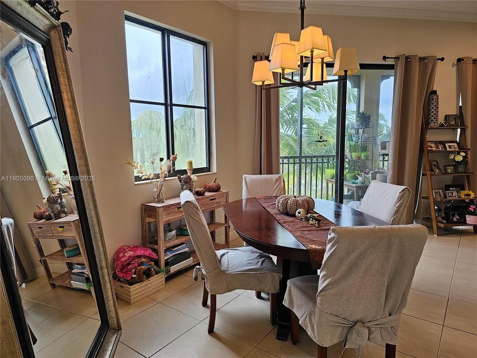 合同活跃: $3,300 (3 贝兹, 2 浴室, 1433 平方英尺)