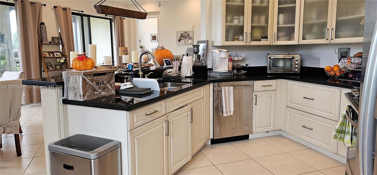 合同活跃: $3,300 (3 贝兹, 2 浴室, 1433 平方英尺)