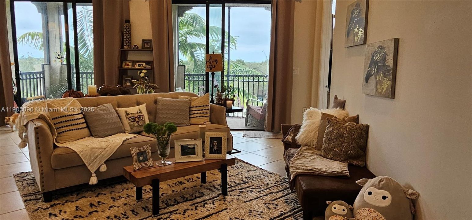 合同活跃: $3,300 (3 贝兹, 2 浴室, 1433 平方英尺)