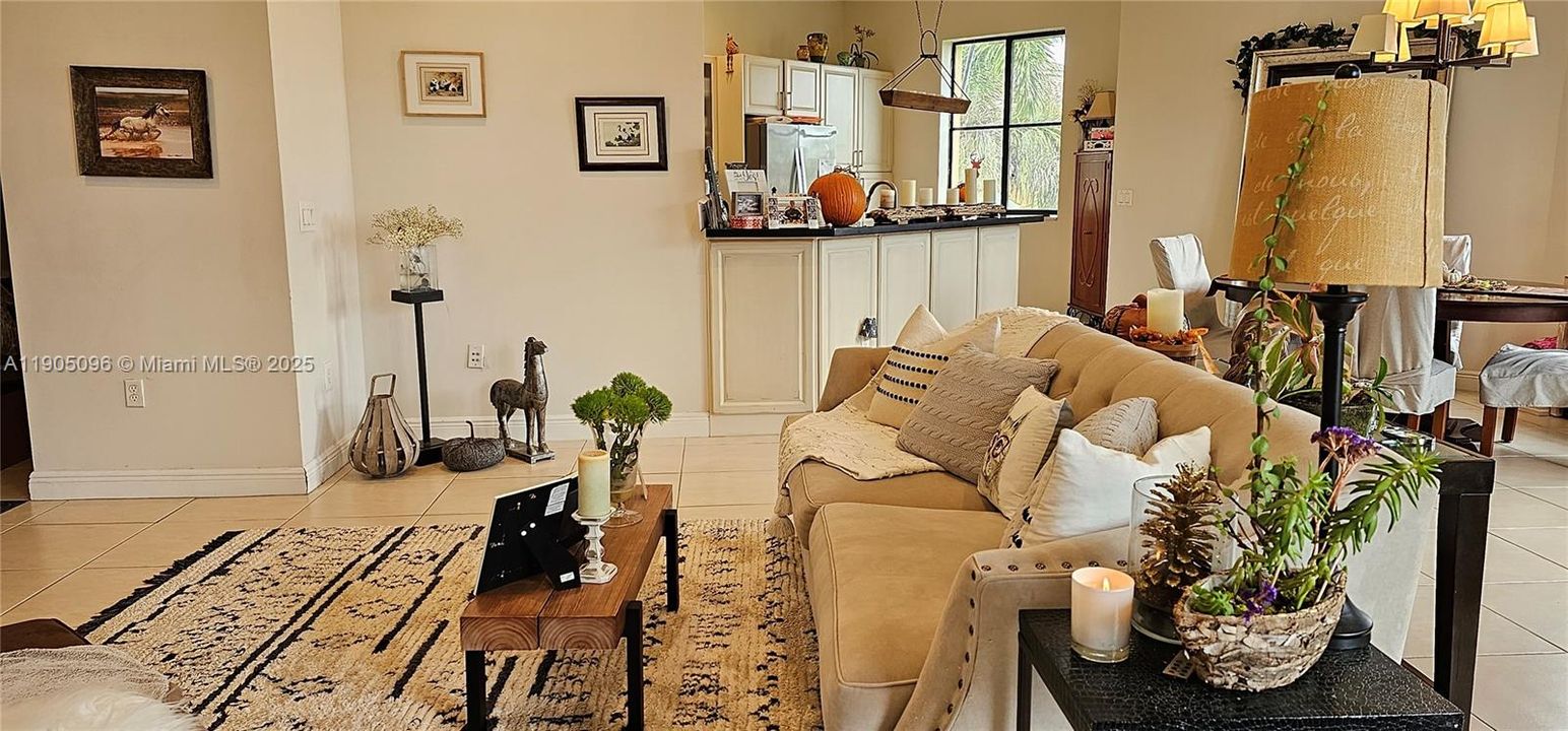 合同活跃: $3,300 (3 贝兹, 2 浴室, 1433 平方英尺)