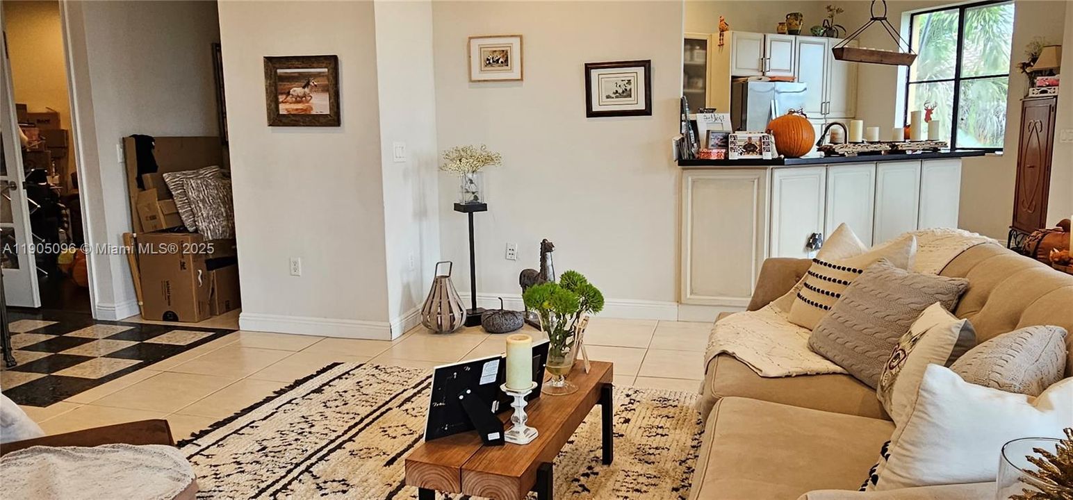 合同活跃: $3,300 (3 贝兹, 2 浴室, 1433 平方英尺)