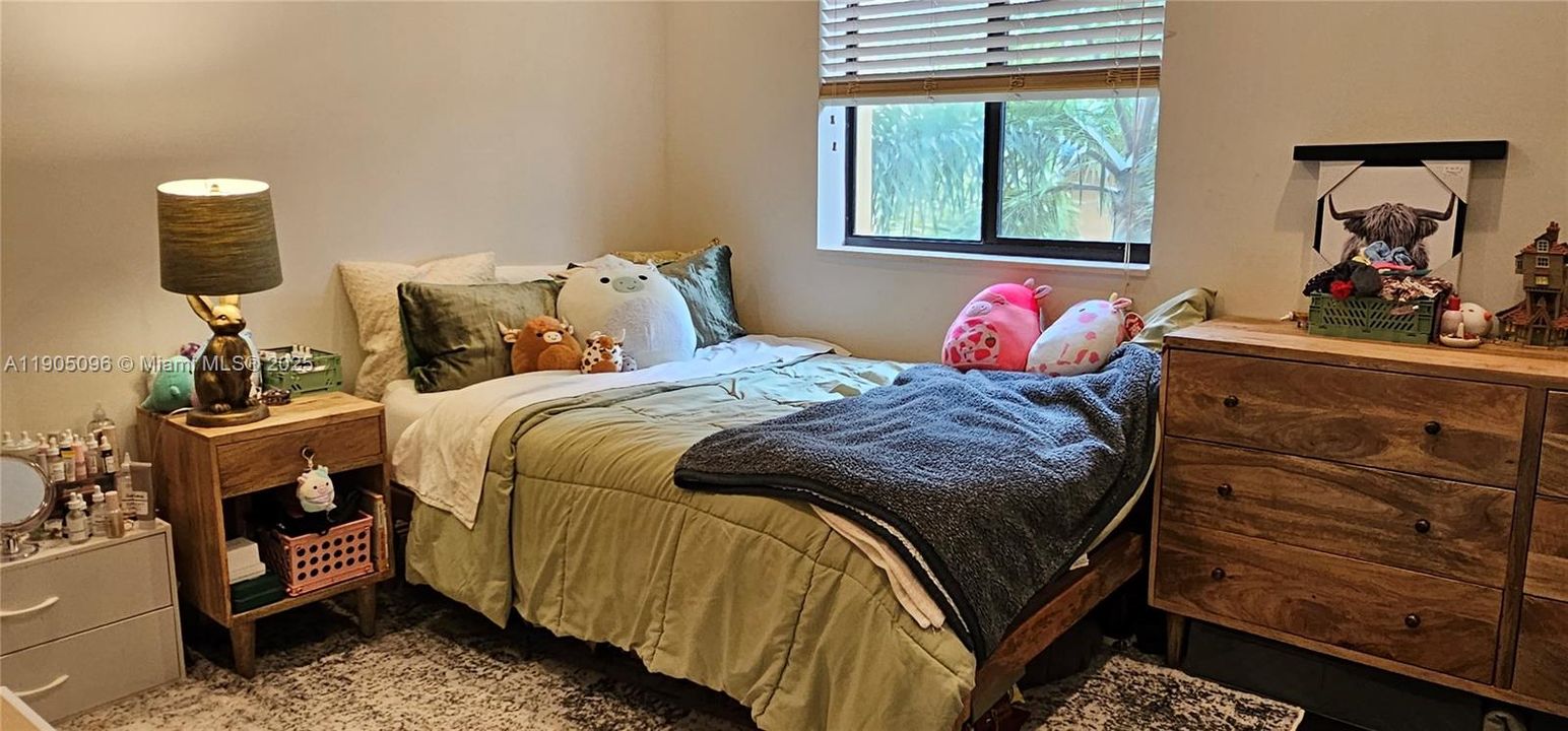 合同活跃: $3,300 (3 贝兹, 2 浴室, 1433 平方英尺)