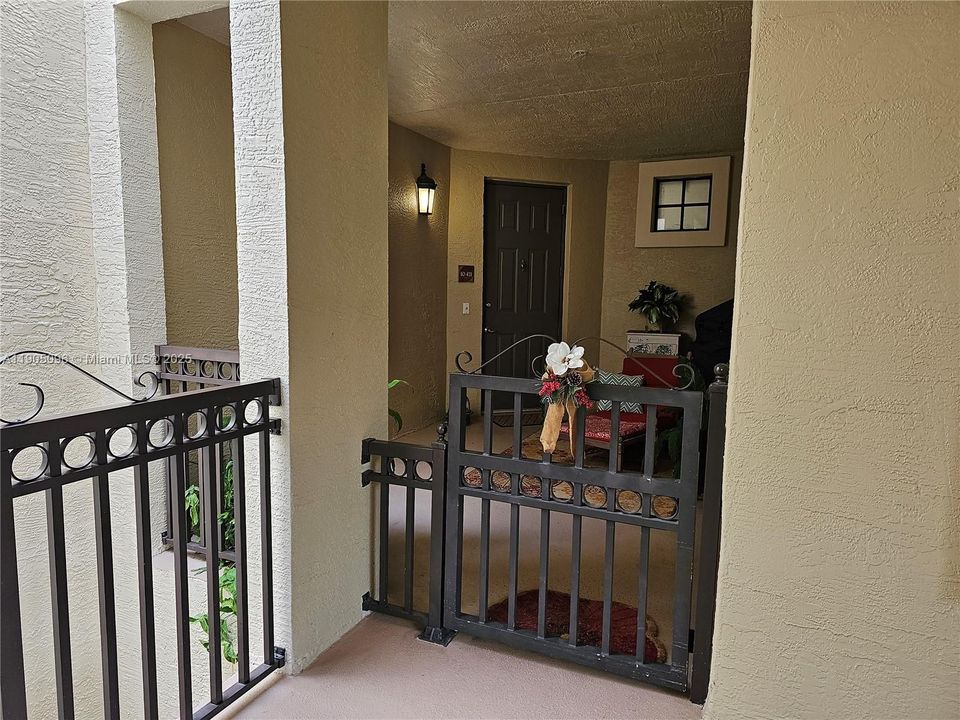 合同活跃: $3,300 (3 贝兹, 2 浴室, 1433 平方英尺)