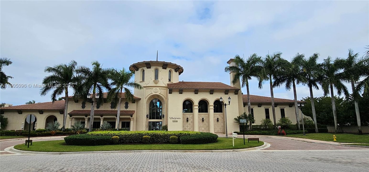 合同活跃: $3,300 (3 贝兹, 2 浴室, 1433 平方英尺)