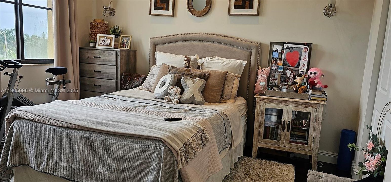 合同活跃: $3,300 (3 贝兹, 2 浴室, 1433 平方英尺)