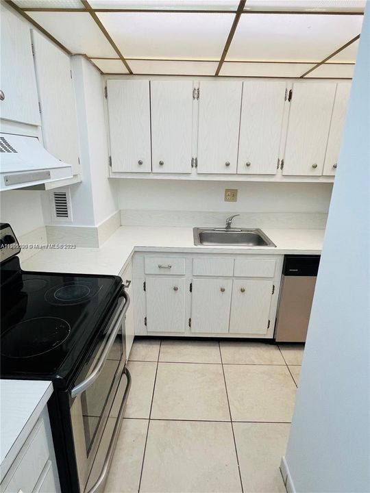 На продажу: $169,800 (0 спален, 1 ванн, 577 Квадратных фут)