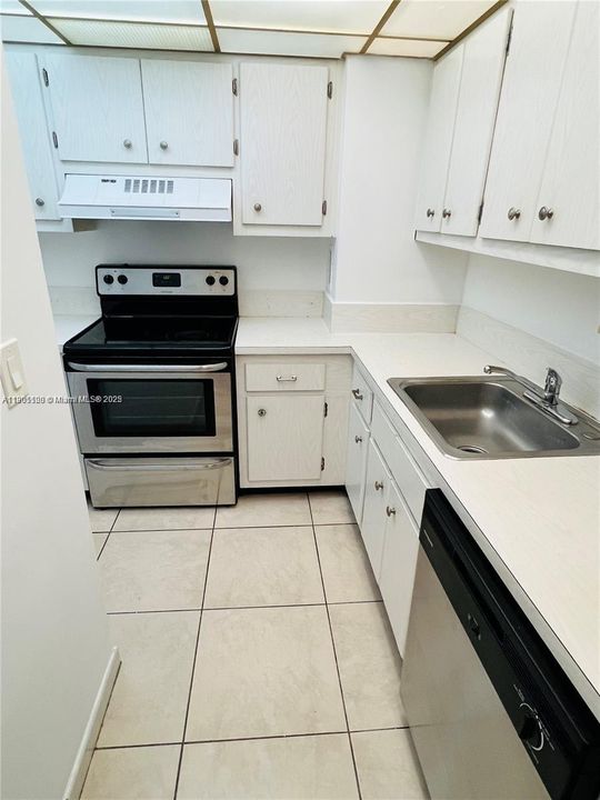 На продажу: $169,800 (0 спален, 1 ванн, 577 Квадратных фут)