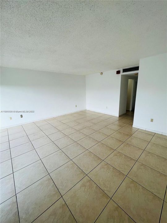 На продажу: $169,800 (0 спален, 1 ванн, 577 Квадратных фут)