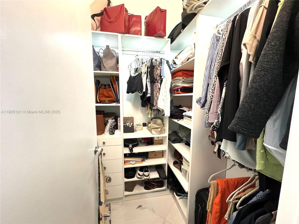 En Venta: $399,999 (0 camas, 1 baños, 637 Pies cuadrados)