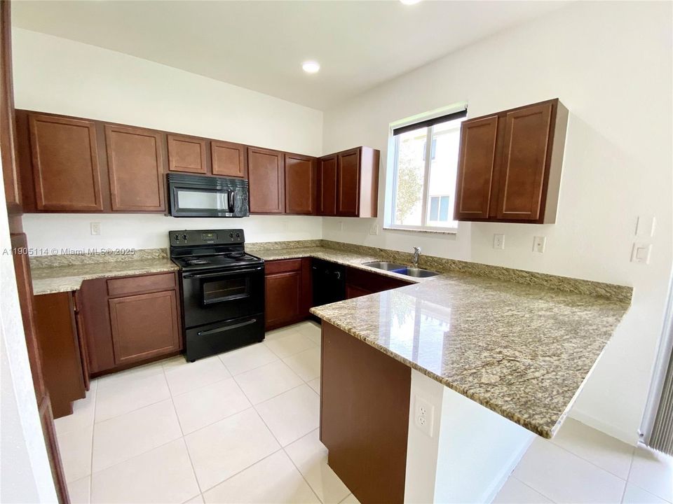 For Rent: $3,500 (3 beds, 2 baths, 1589 Square Feet)