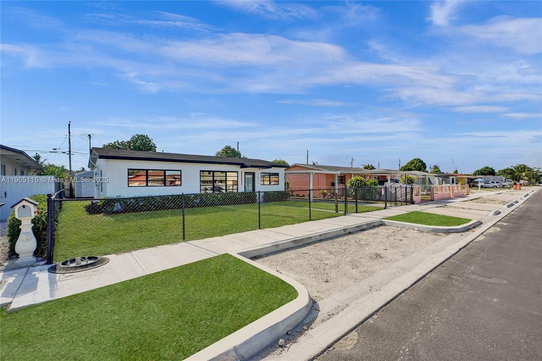 For Sale: $539,900 (3 beds, 2 baths, 1000 Square Feet)