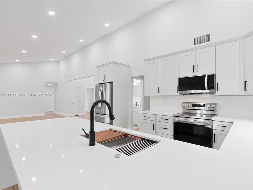 Active With Contract: $579,000 (3 beds, 2 baths, 1921 Square Feet)