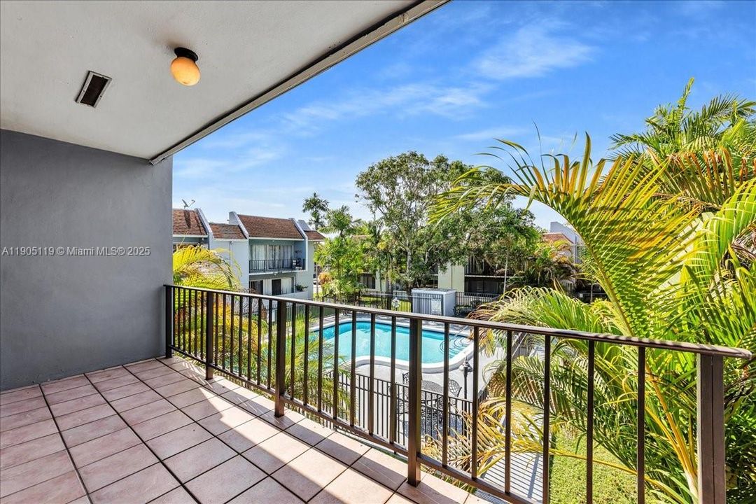 Active With Contract: $2,550 (2 beds, 2 baths, 1010 Square Feet)