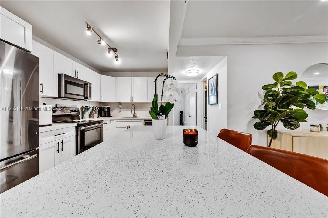 Active With Contract: $2,550 (2 beds, 2 baths, 1010 Square Feet)