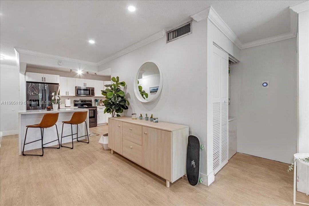 Active With Contract: $2,550 (2 beds, 2 baths, 1010 Square Feet)