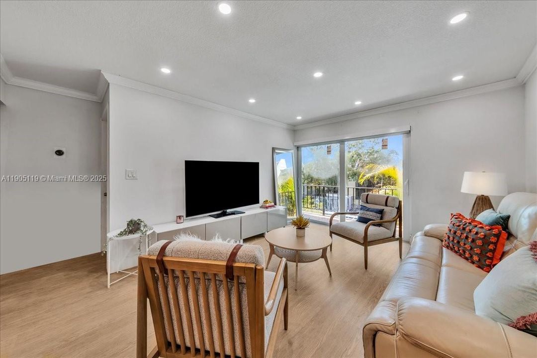 Active With Contract: $2,550 (2 beds, 2 baths, 1010 Square Feet)