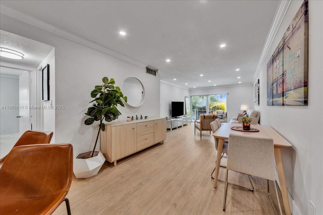 Active With Contract: $2,550 (2 beds, 2 baths, 1010 Square Feet)