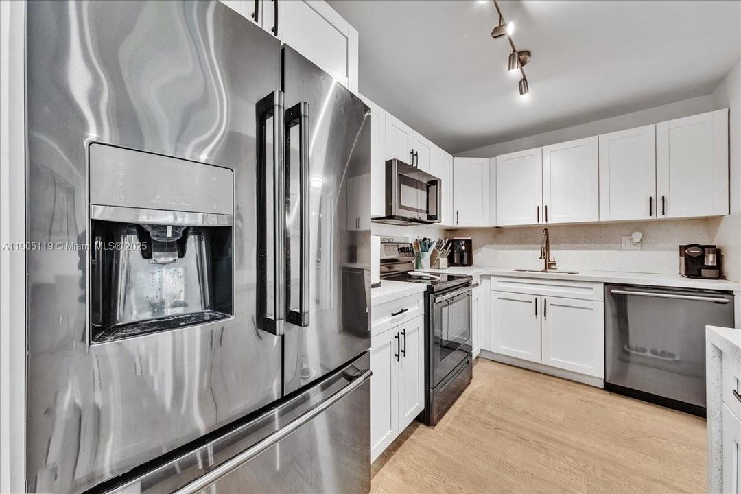 Active With Contract: $2,550 (2 beds, 2 baths, 1010 Square Feet)