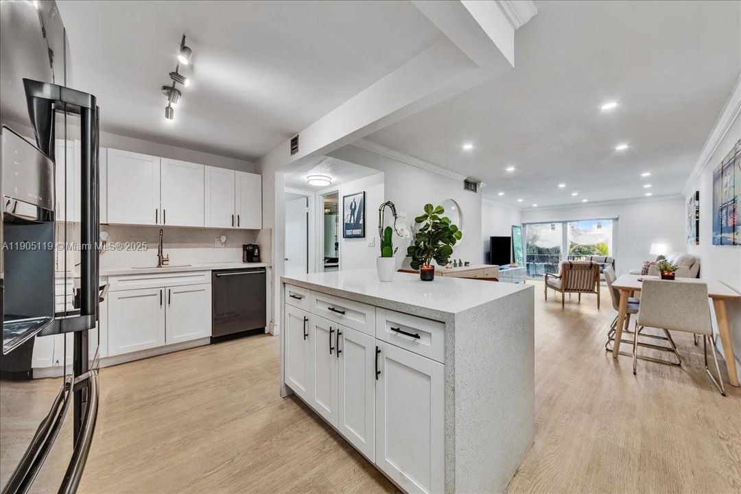 Active With Contract: $2,550 (2 beds, 2 baths, 1010 Square Feet)