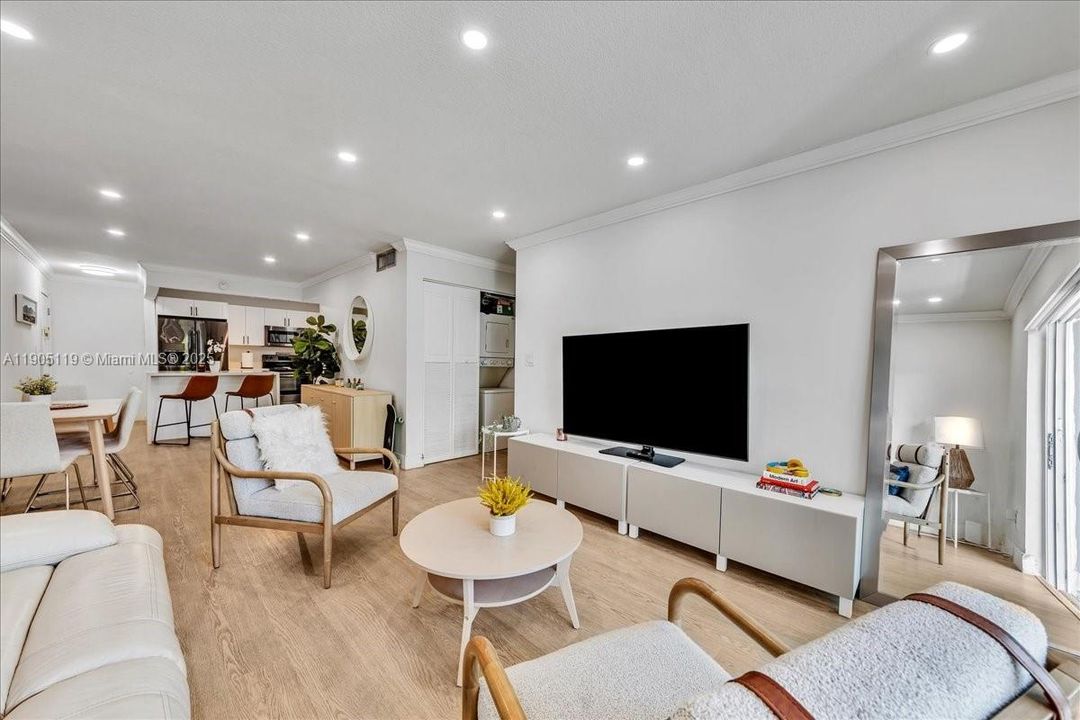 Active With Contract: $2,550 (2 beds, 2 baths, 1010 Square Feet)