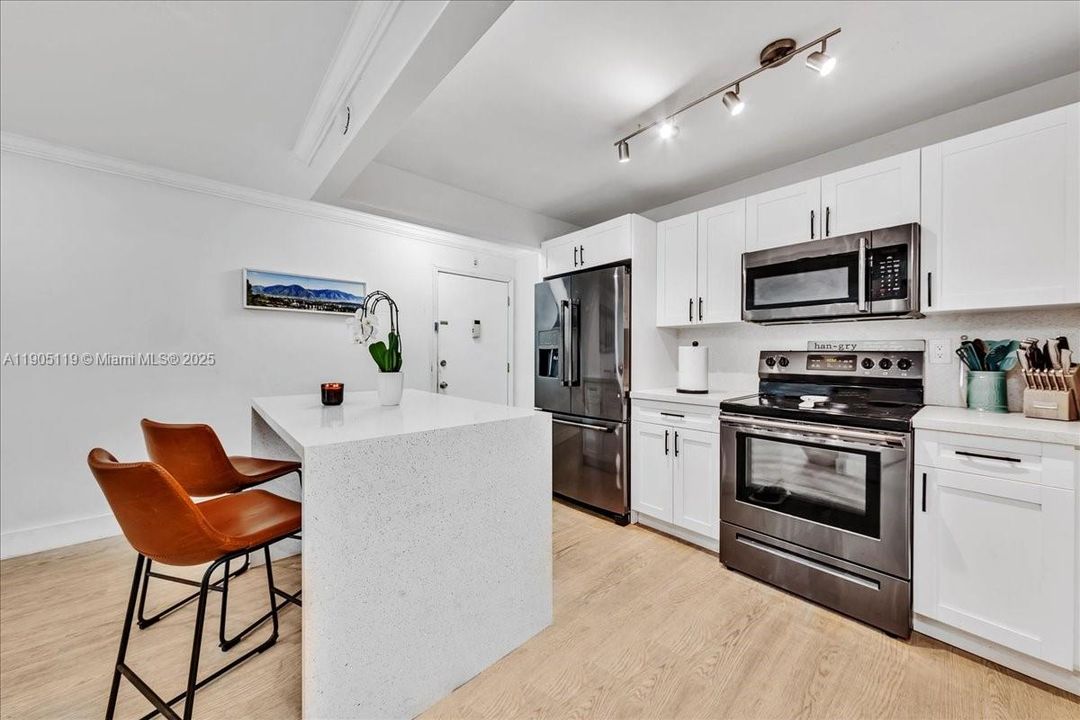 Active With Contract: $2,550 (2 beds, 2 baths, 1010 Square Feet)