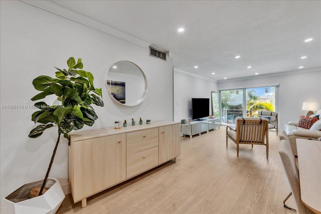 Active With Contract: $2,550 (2 beds, 2 baths, 1010 Square Feet)