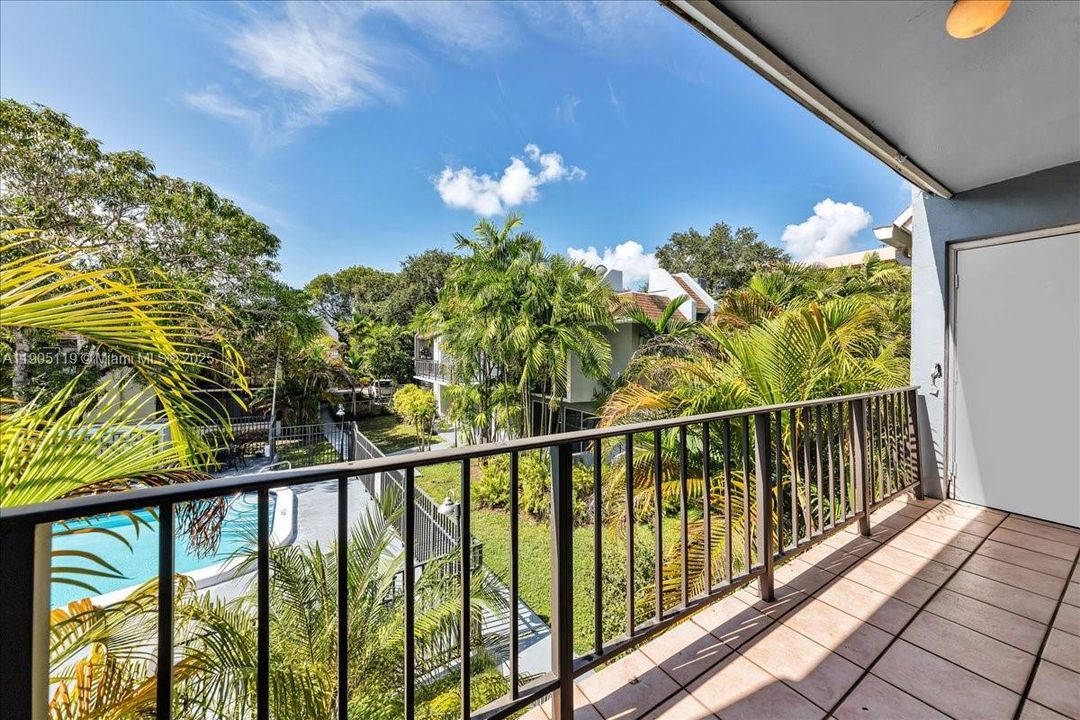 Active With Contract: $2,550 (2 beds, 2 baths, 1010 Square Feet)