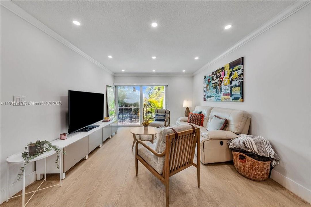 Active With Contract: $2,550 (2 beds, 2 baths, 1010 Square Feet)