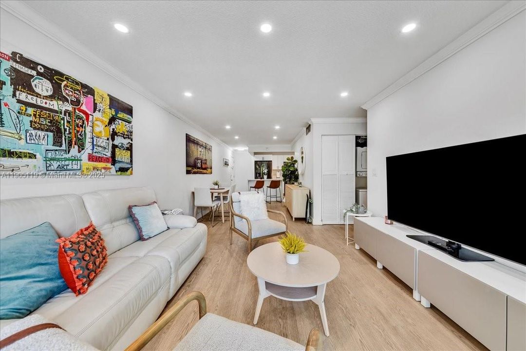 Active With Contract: $2,550 (2 beds, 2 baths, 1010 Square Feet)