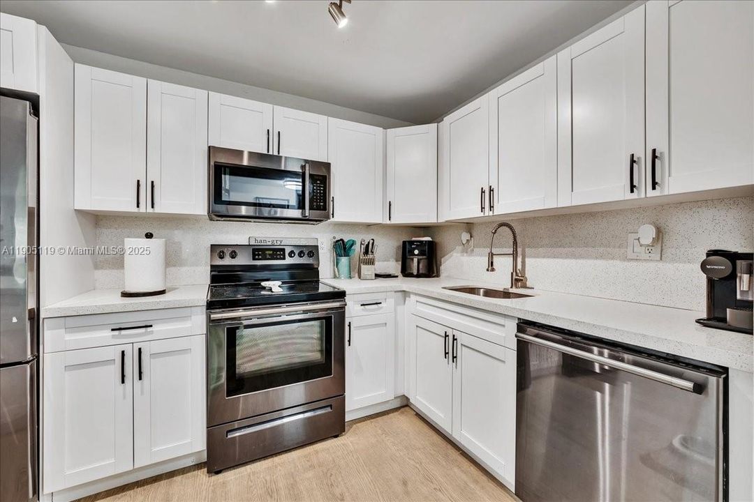 Active With Contract: $2,550 (2 beds, 2 baths, 1010 Square Feet)