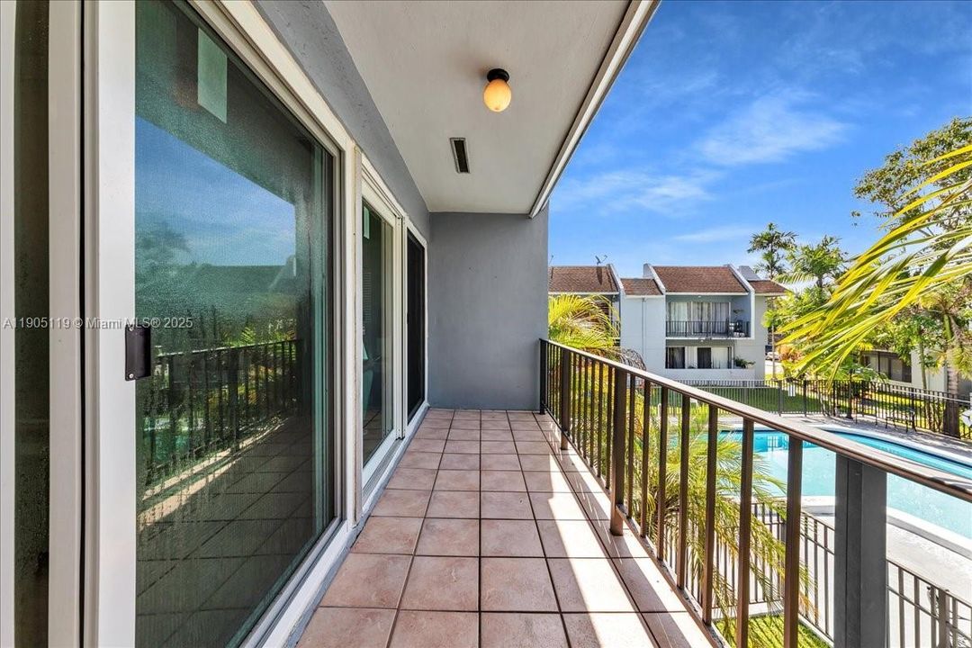 Active With Contract: $2,550 (2 beds, 2 baths, 1010 Square Feet)