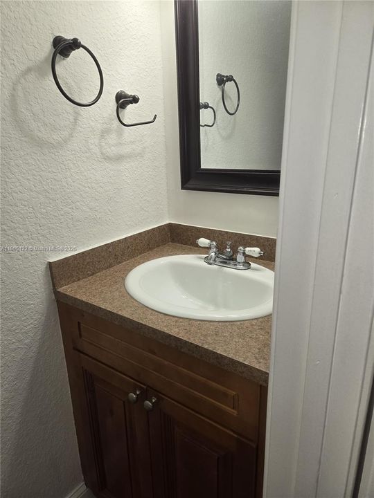 Active With Contract: $2,200 (2 beds, 1 baths, 1024 Square Feet)