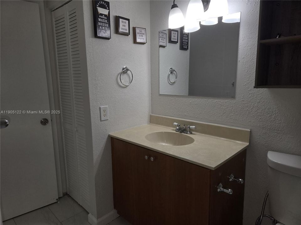 Active With Contract: $2,200 (2 beds, 1 baths, 1024 Square Feet)