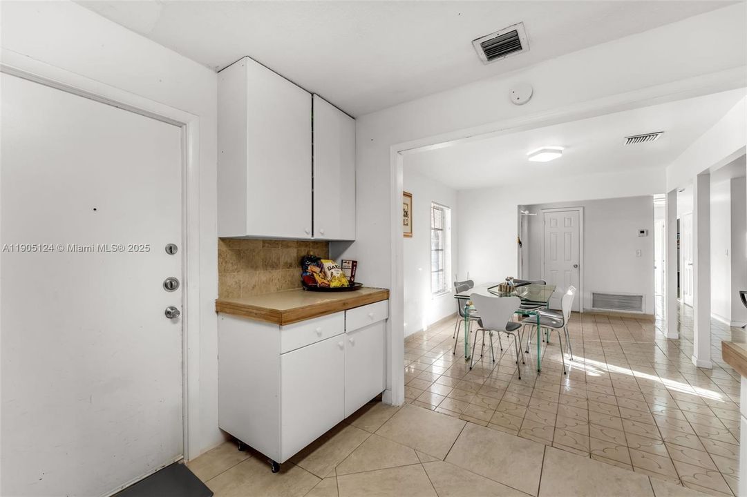 Active With Contract: $700,000 (4 beds, 2 baths, 1612 Square Feet)