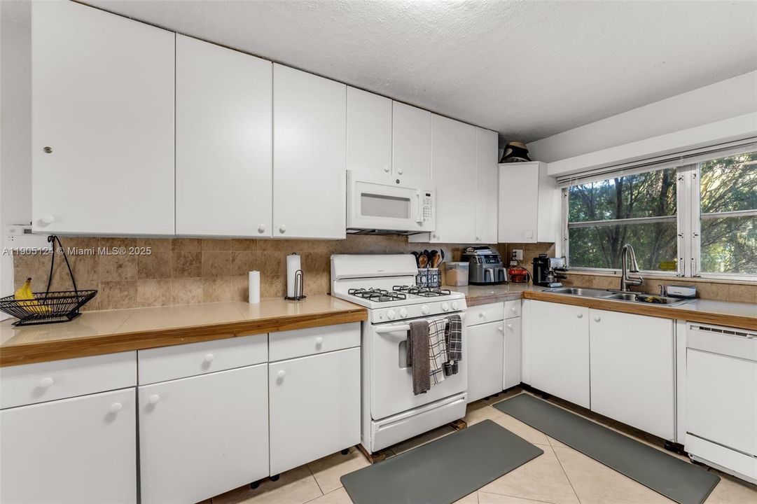 Active With Contract: $700,000 (4 beds, 2 baths, 1612 Square Feet)