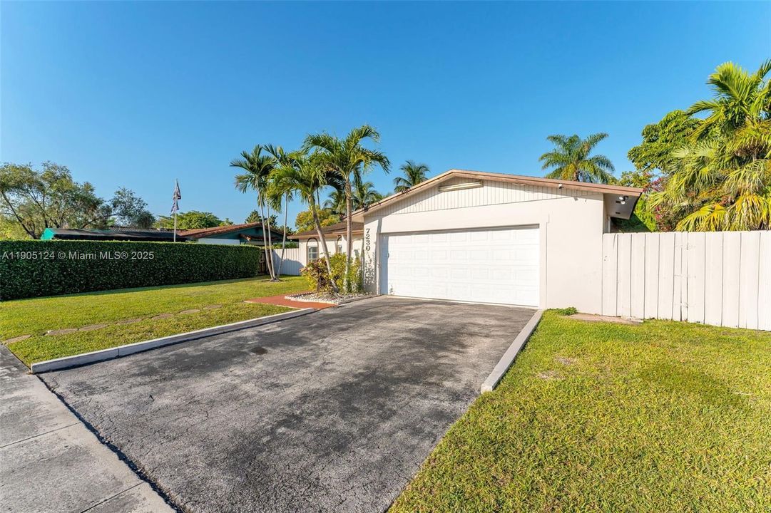 Active With Contract: $700,000 (4 beds, 2 baths, 1612 Square Feet)